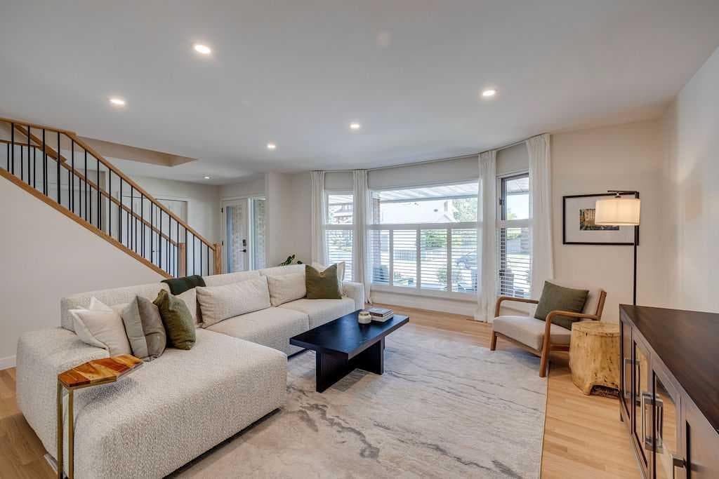 23 Woodgrove Crescent SW — photo 5