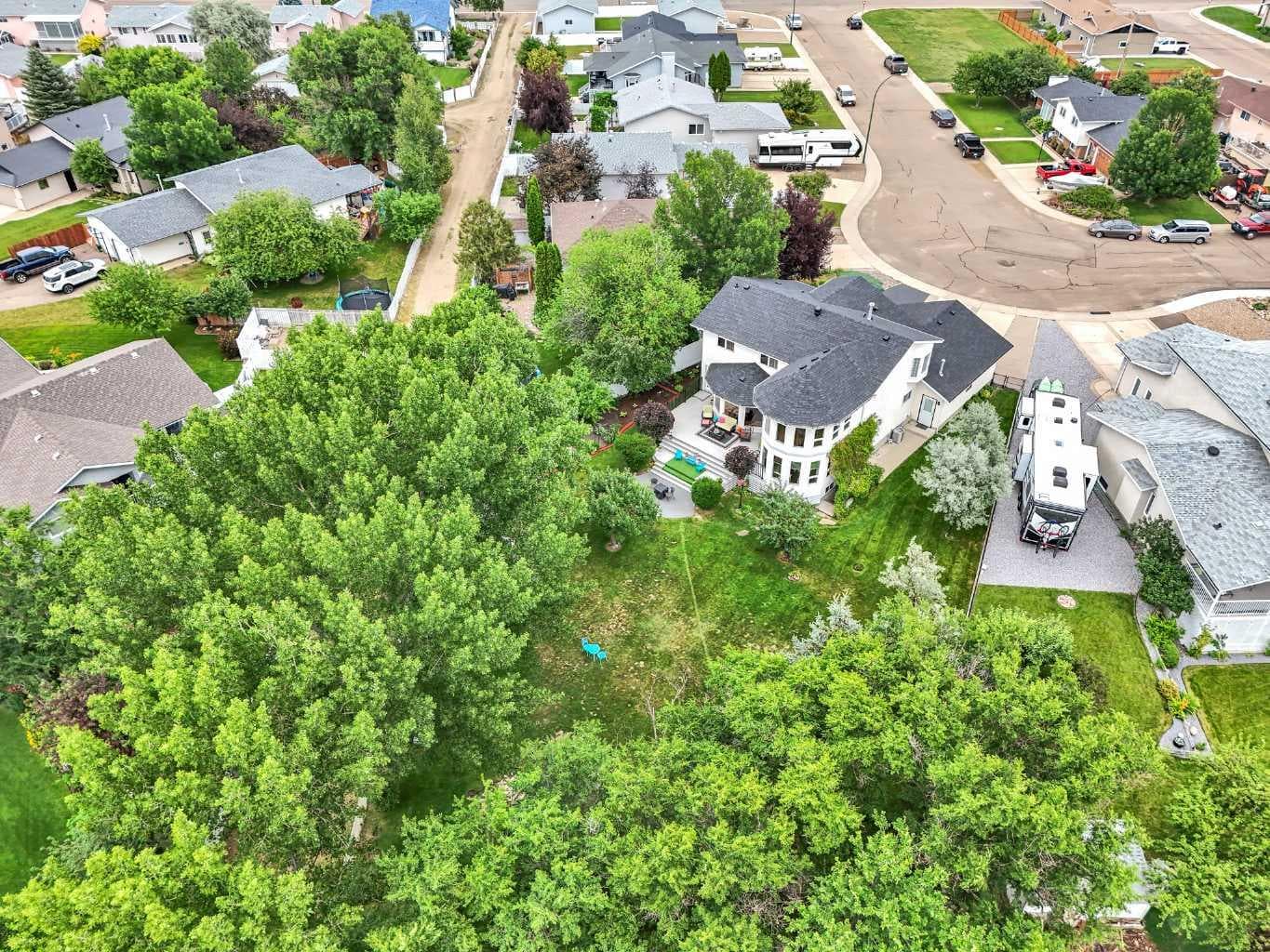 612 Sangster Crescent SW — photo 2