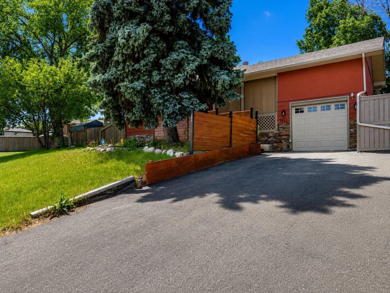 5923 Thorncliffe Drive NW — photo 2