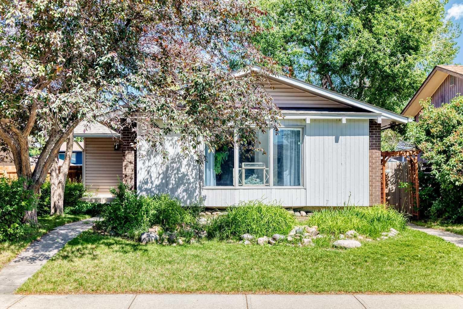 114 Midcrest Crescent SE — photo 1