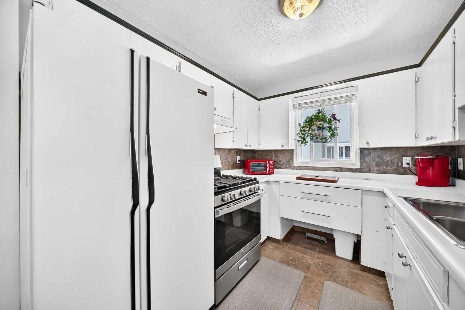 1926 28 Avenue SW — photo 3