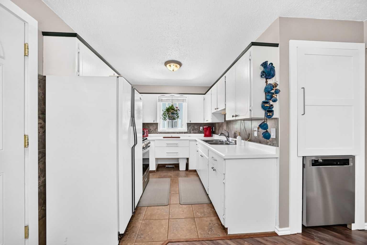 1926 28 Avenue SW — photo 4
