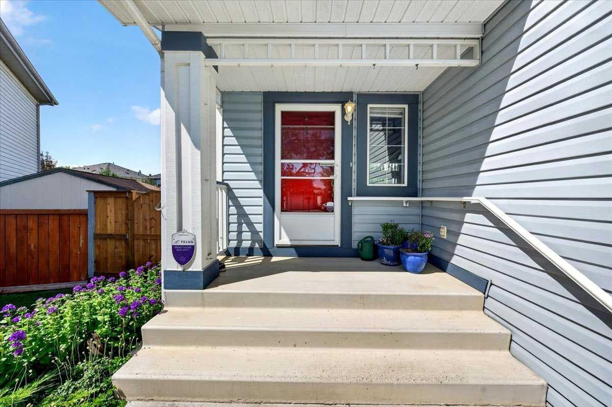 232 Douglas Glen Close SE — photo 2