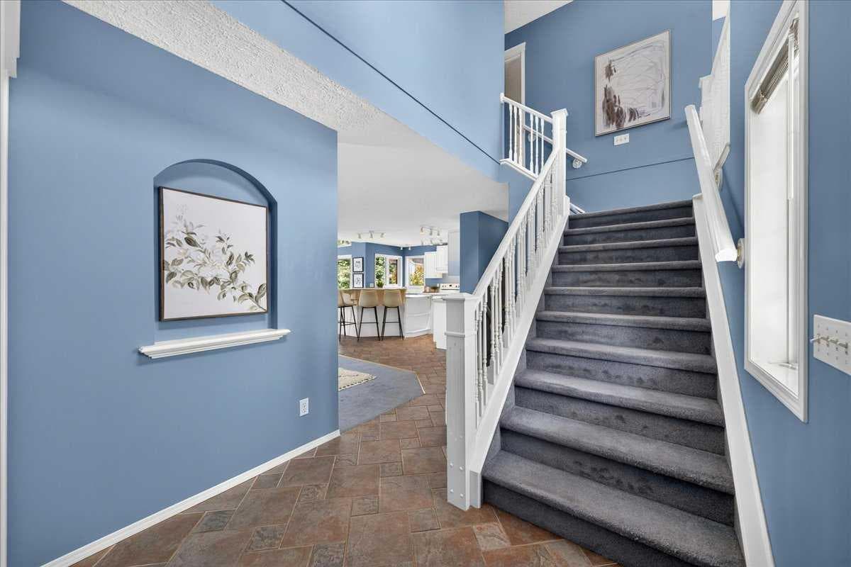 232 Douglas Glen Close SE — photo 3