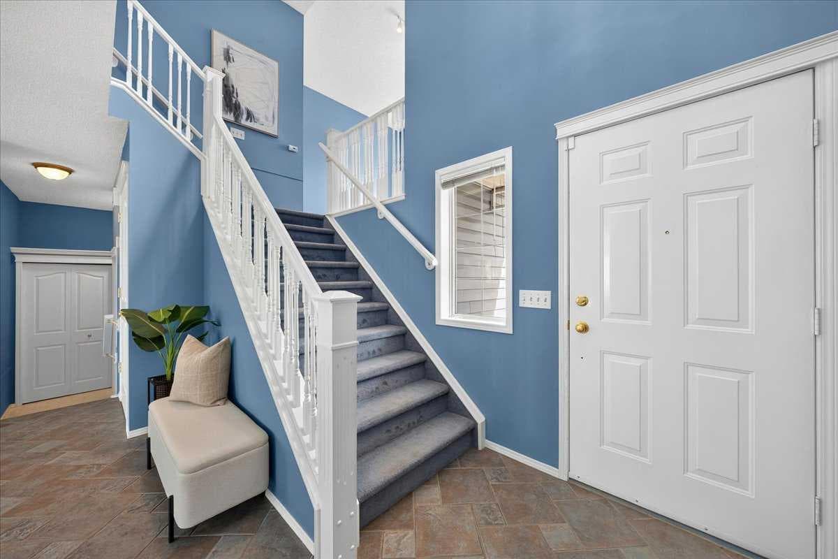 232 Douglas Glen Close SE — photo 4