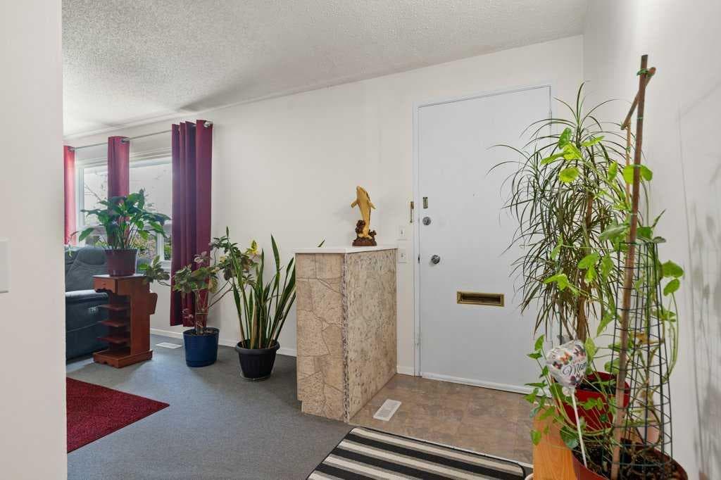 39 Maryvale Crescent NE — photo 2