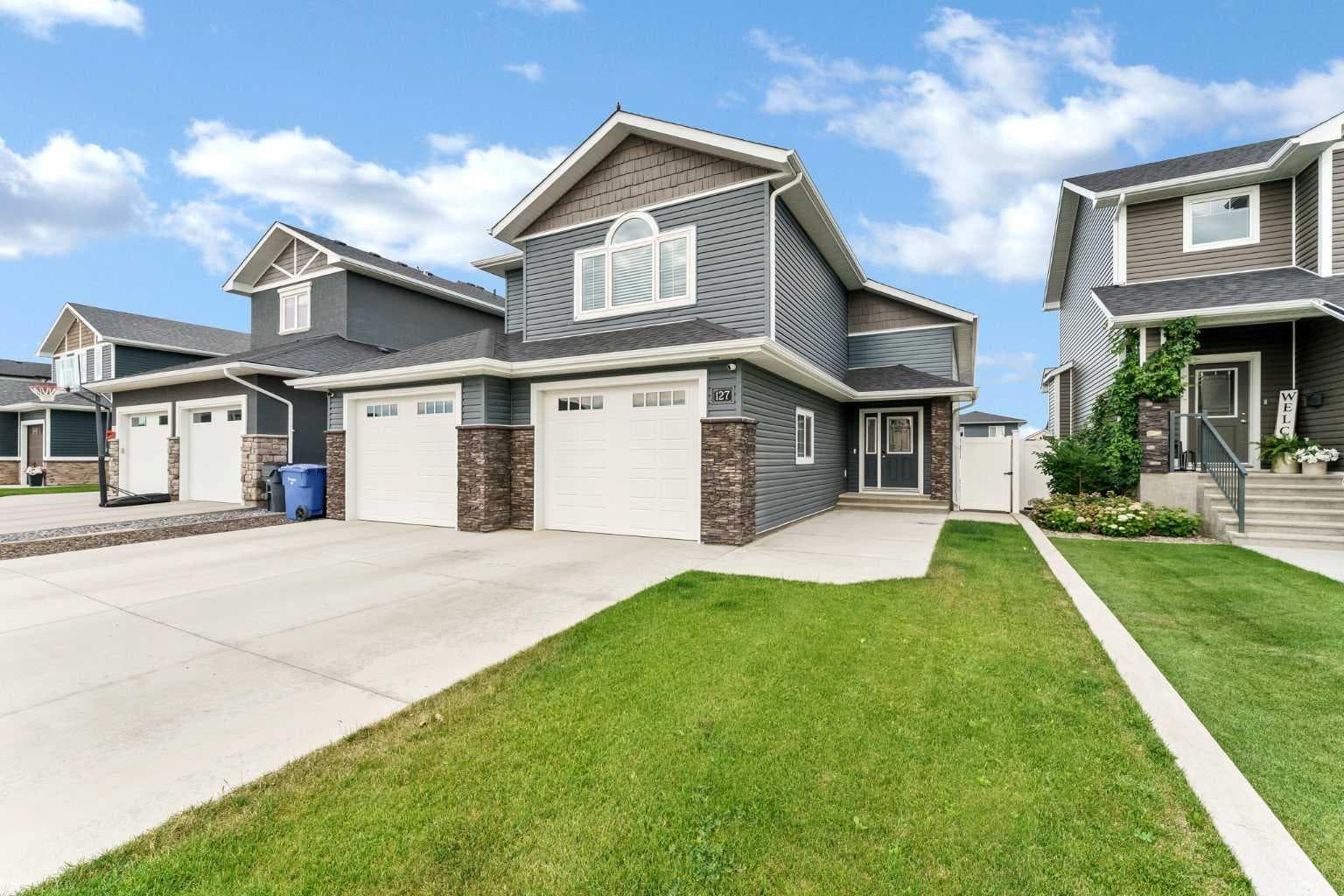 127 Hamptons Crescent SE — photo 1