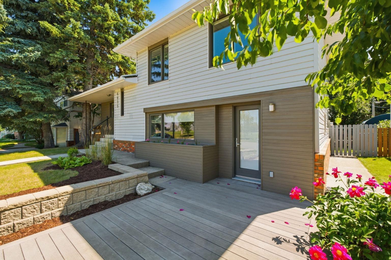 4935 10 Avenue SW — photo 2