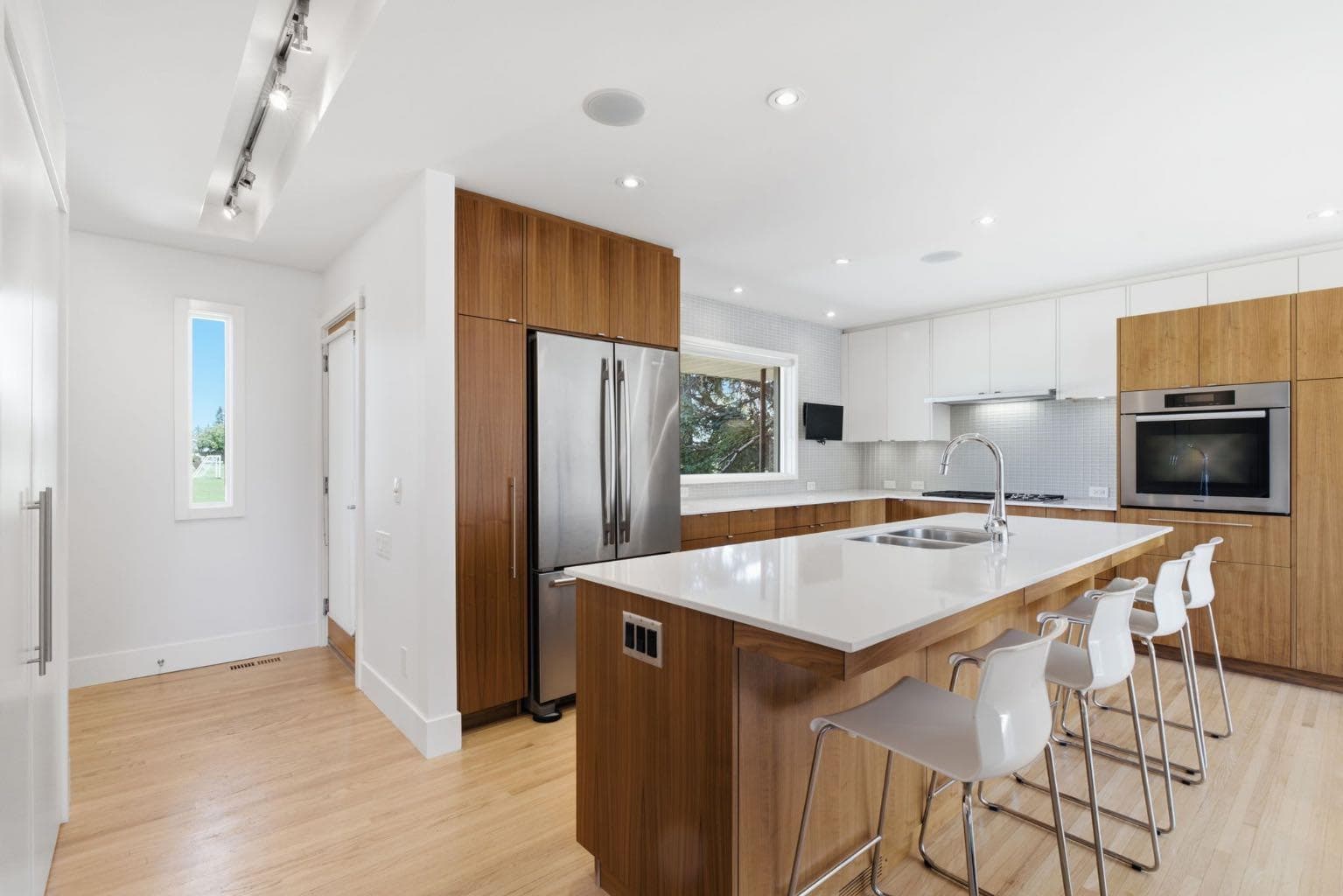 4935 10 Avenue SW — photo 4