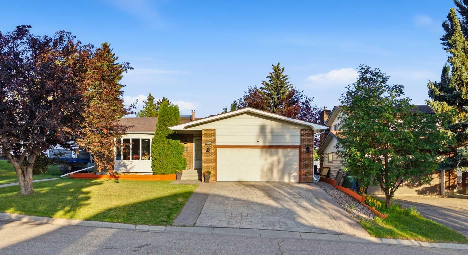 6016 Dalcastle Crescent NW — photo 1