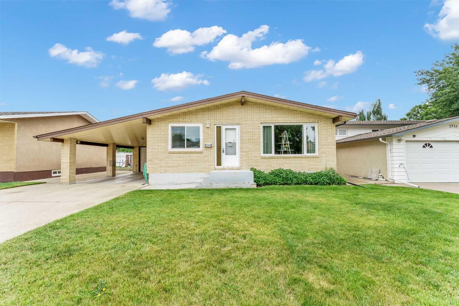 2689 Thompson Crescent SE — photo 1