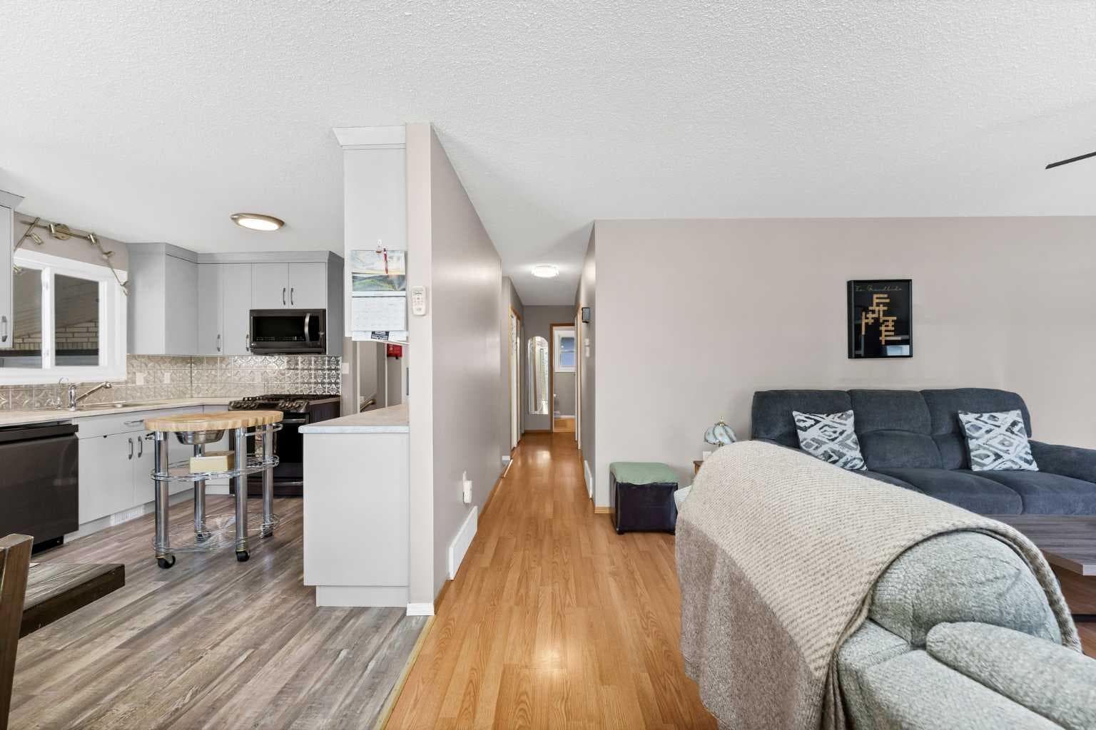 2689 Thompson Crescent SE — photo 5