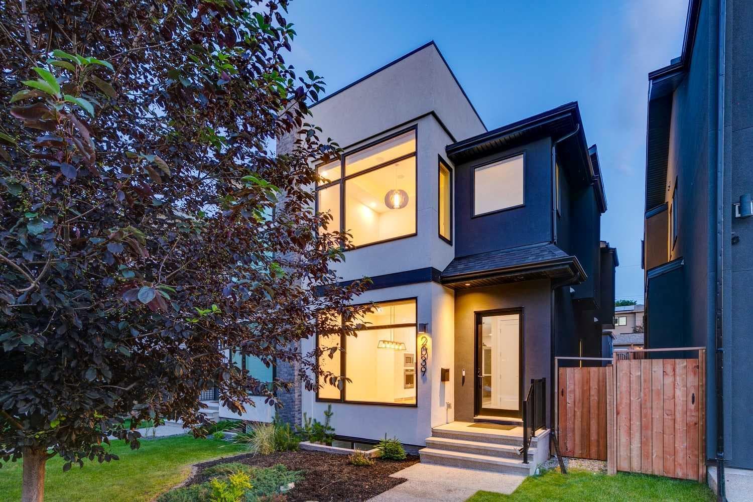 2039 44 Avenue SW — photo 1