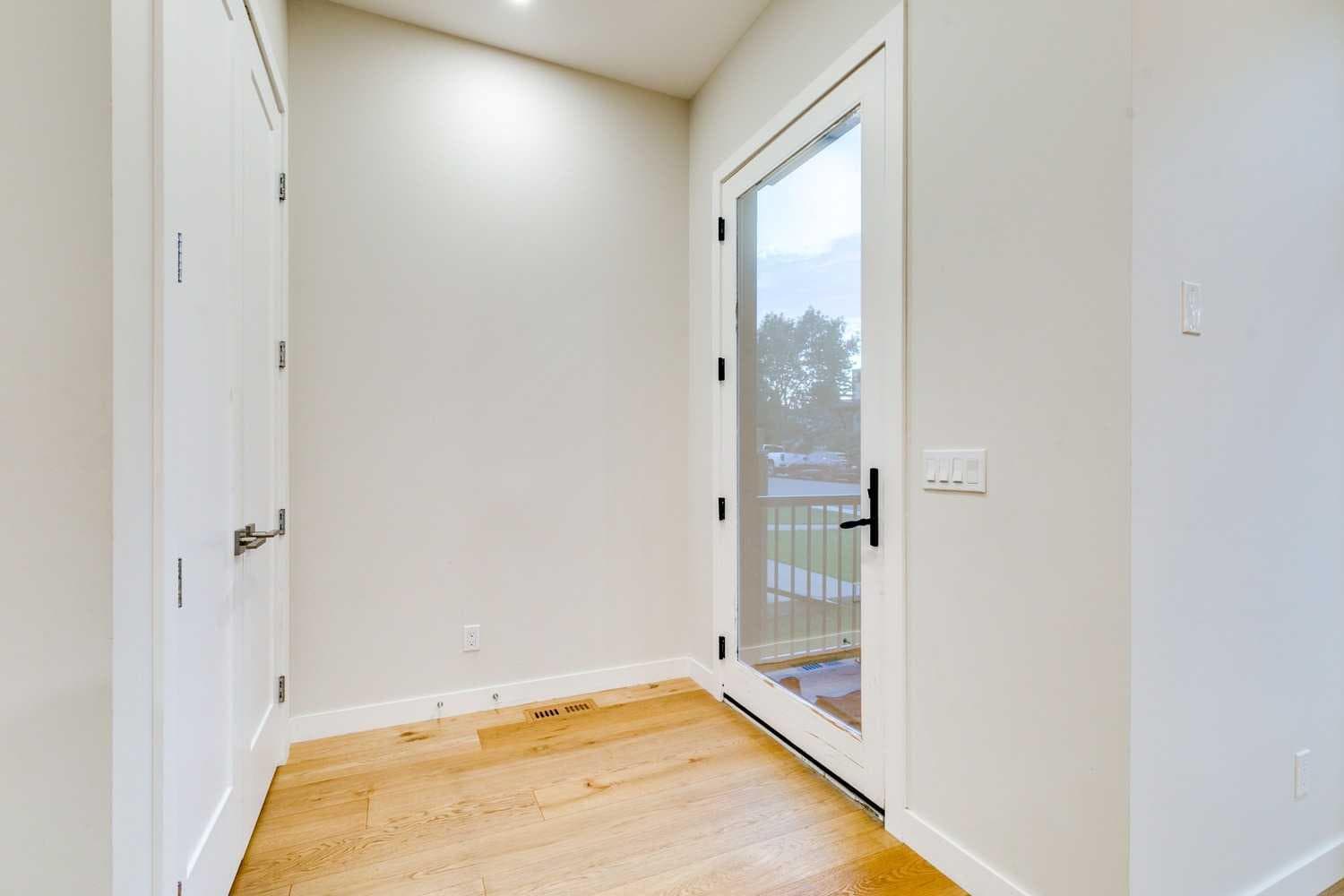 2039 44 Avenue SW — photo 3