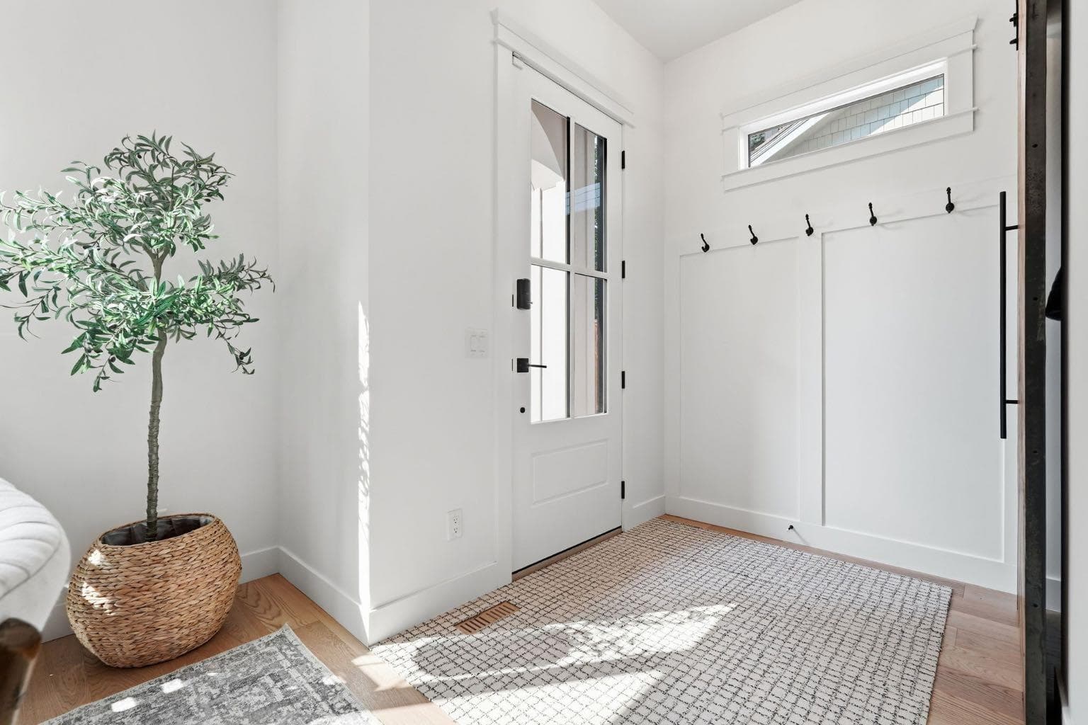 736 35 Street NW — photo 3