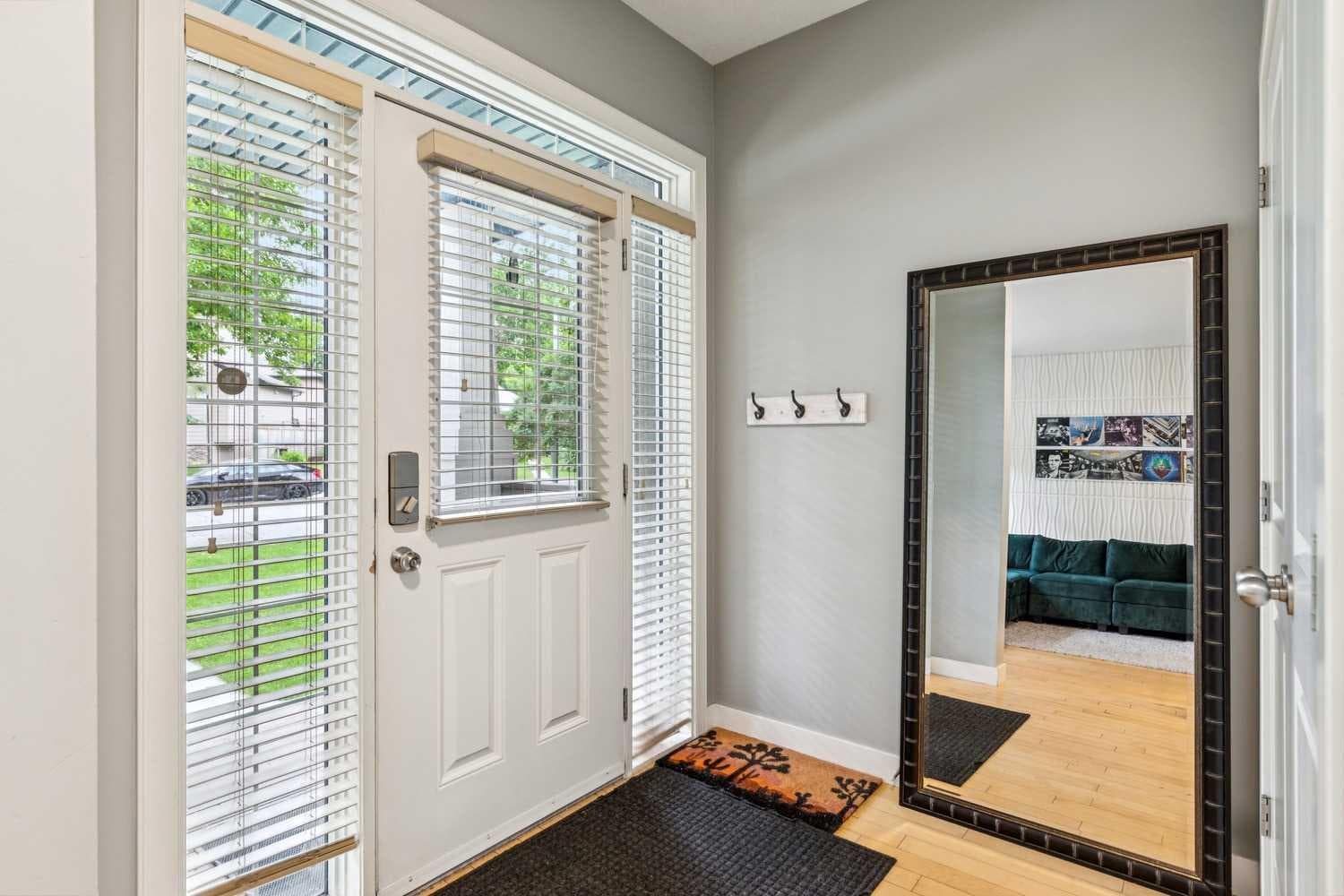 1046 Rundle Crescent NE — photo 4
