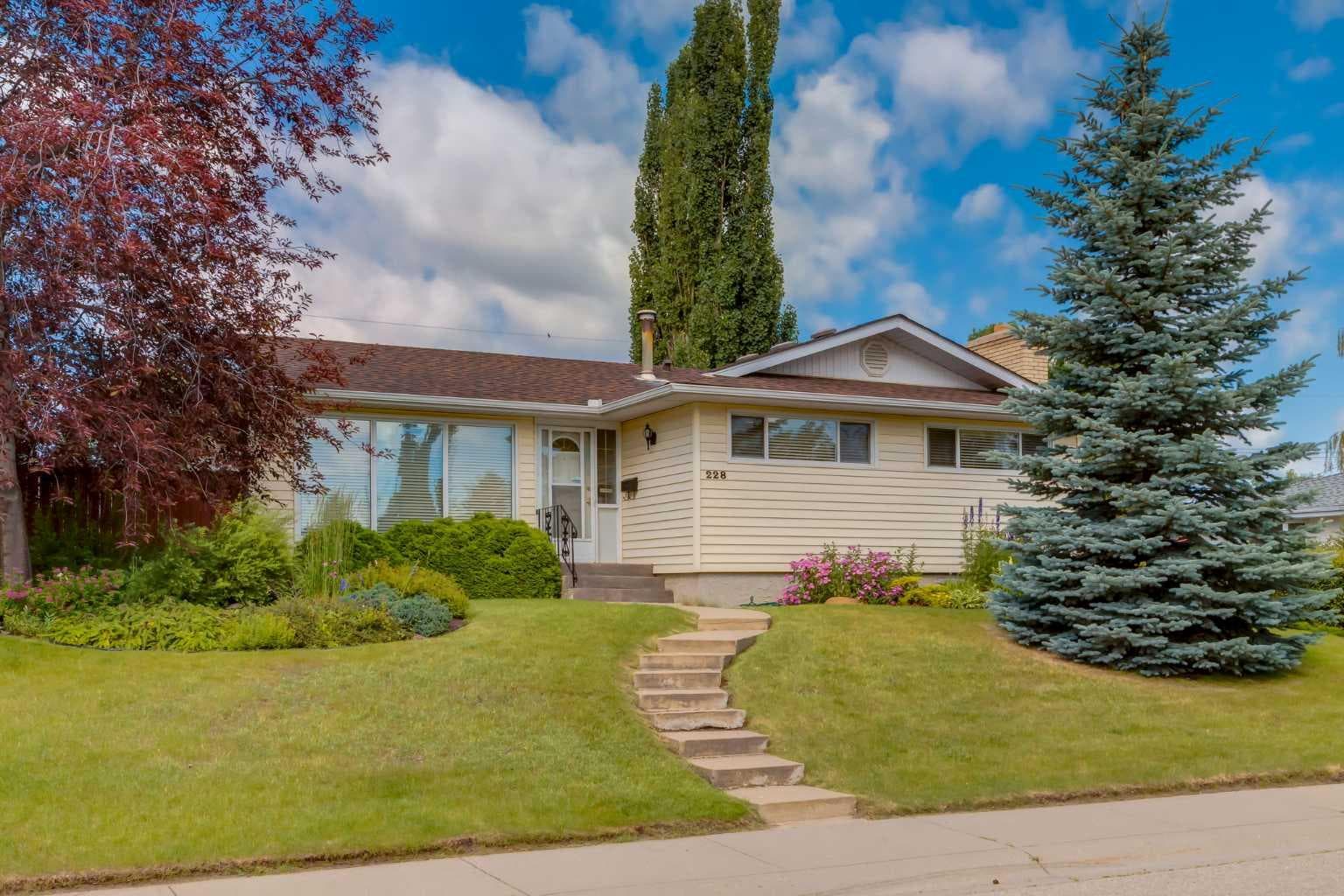 228 Maple Court Crescent SE — photo 1