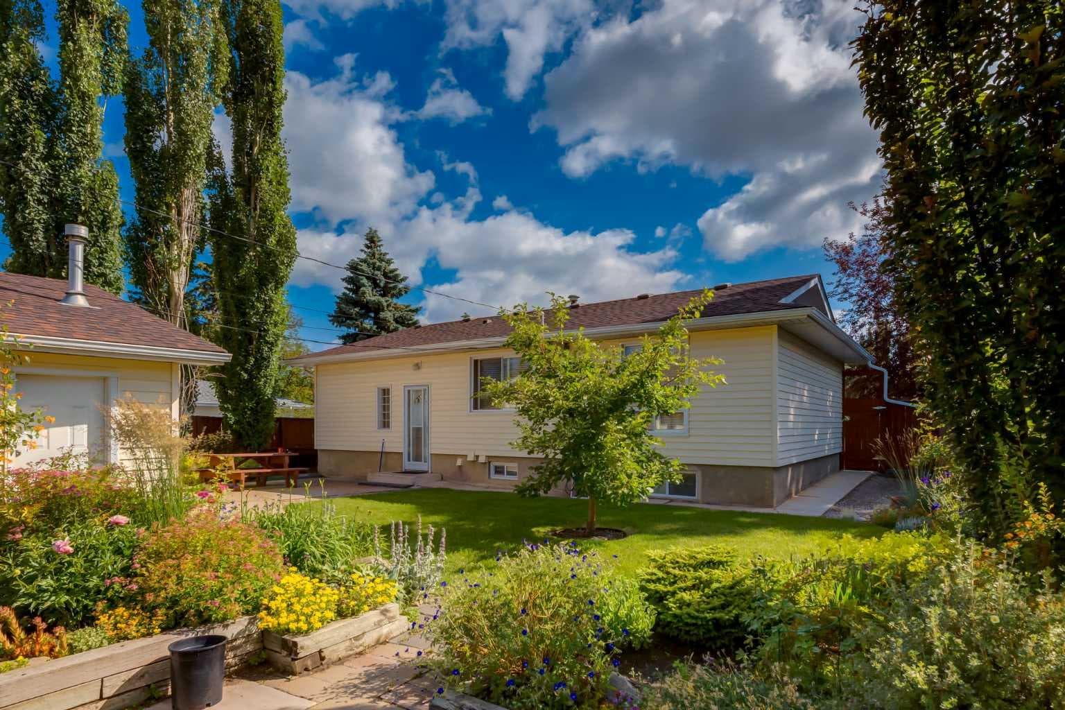 228 Maple Court Crescent SE — photo 2