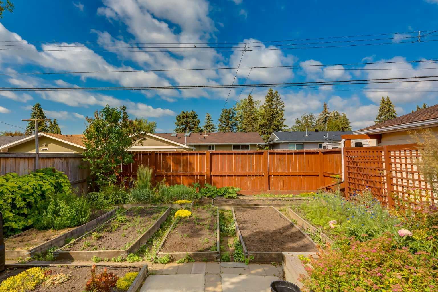 228 Maple Court Crescent SE — photo 4