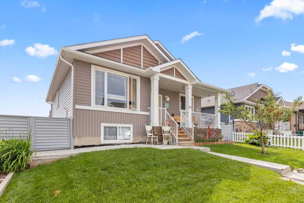 317 McLeod Crescent — photo 1