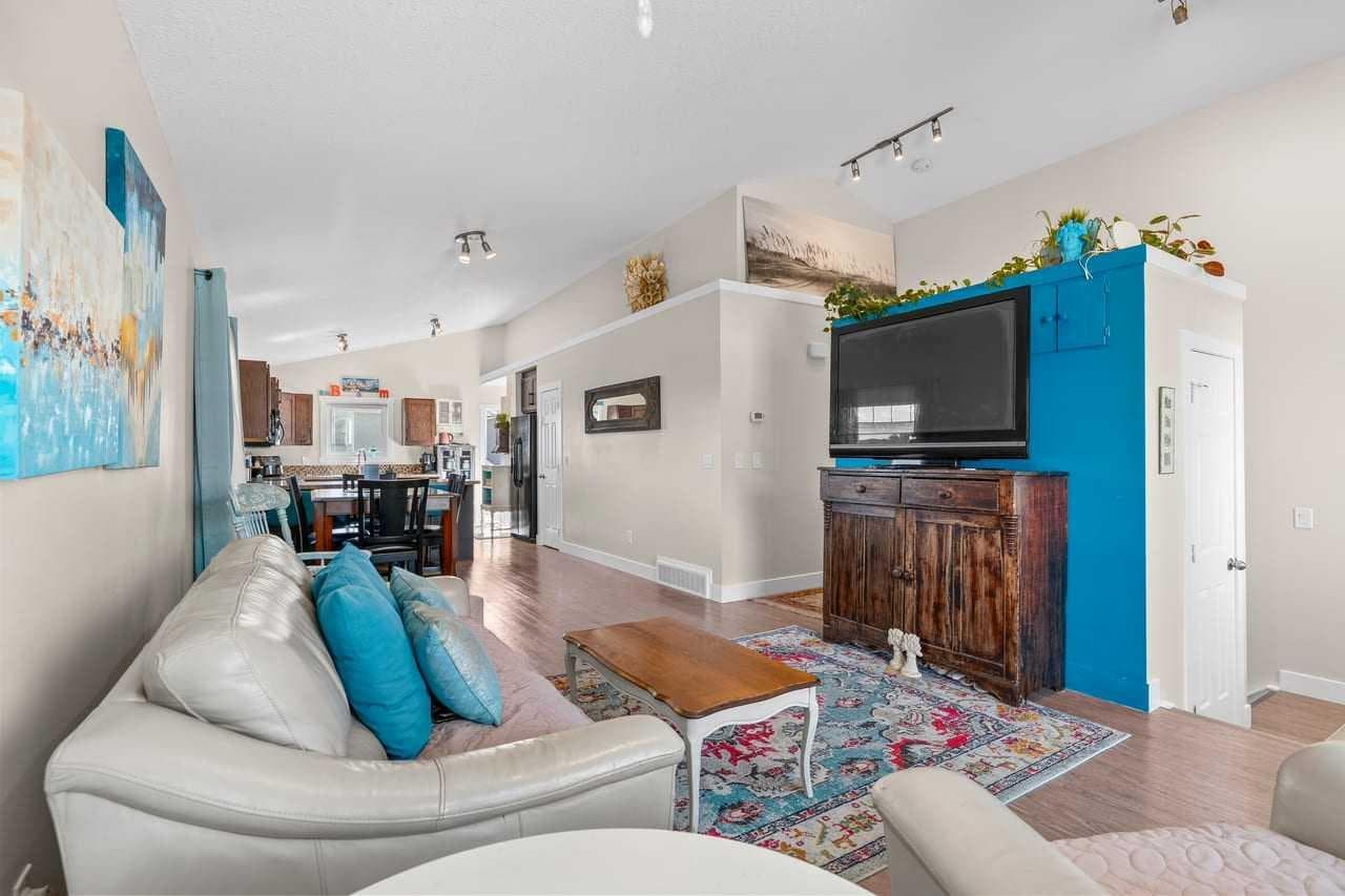 317 McLeod Crescent — photo 3