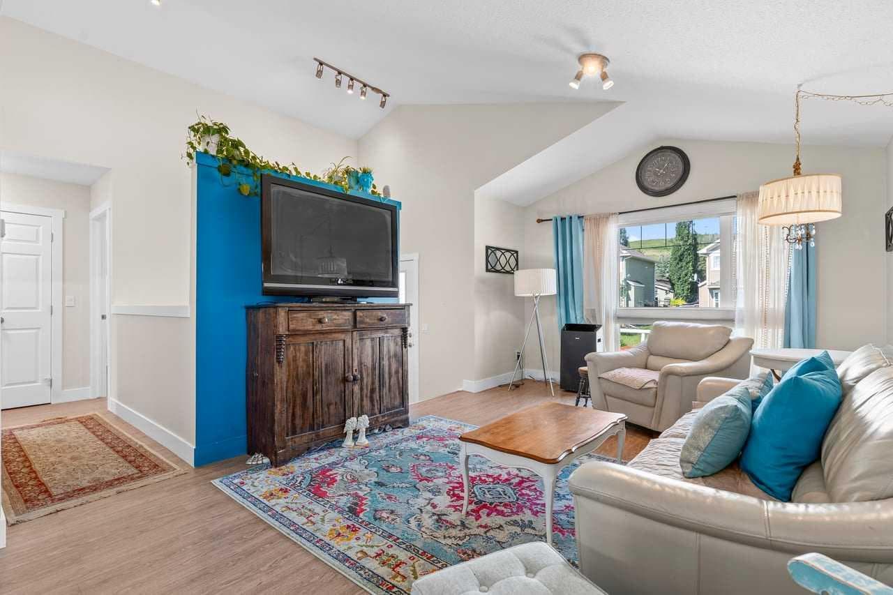 317 McLeod Crescent — photo 4