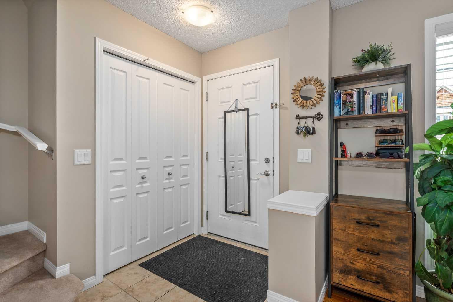240 Elgin Meadows Gardens SE — photo 4