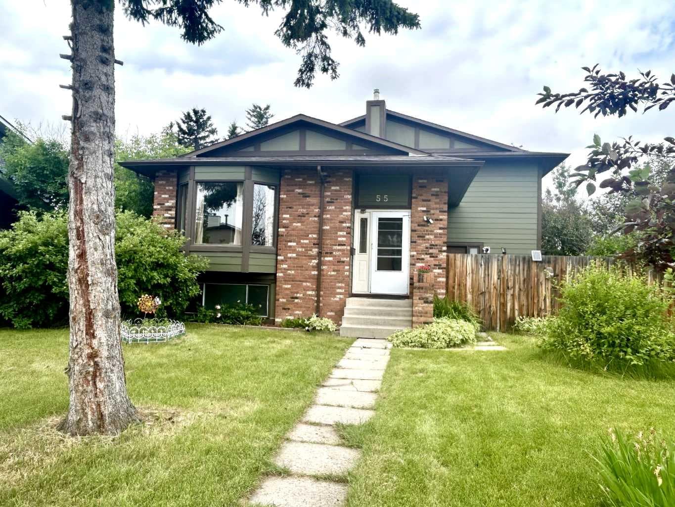 55 Bermuda Close NW — photo 2