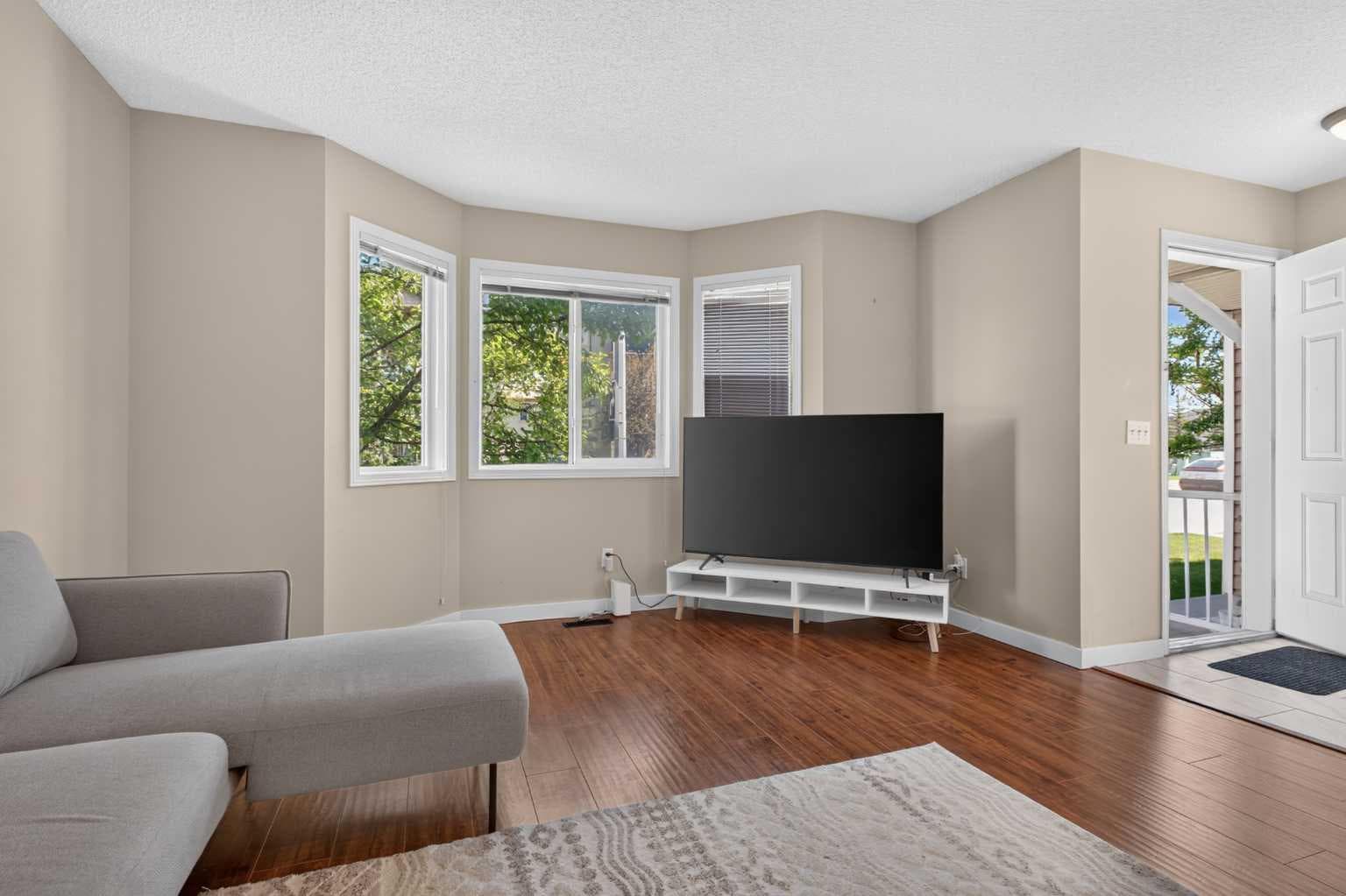 118 Royal Birch Villas NW — photo 3
