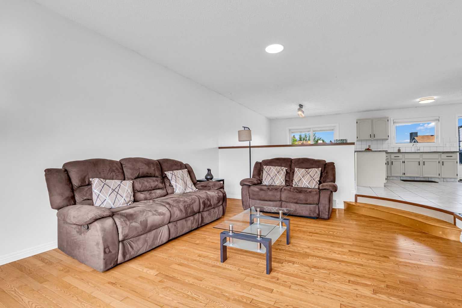 6716 37 Avenue NE — photo 3