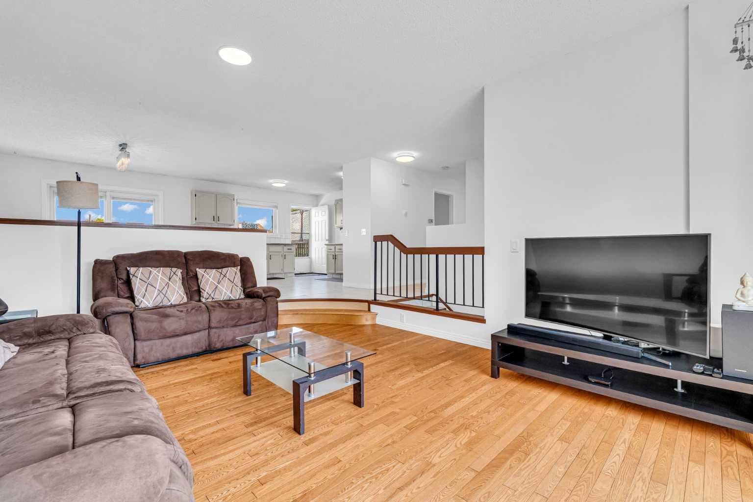 6716 37 Avenue NE — photo 4