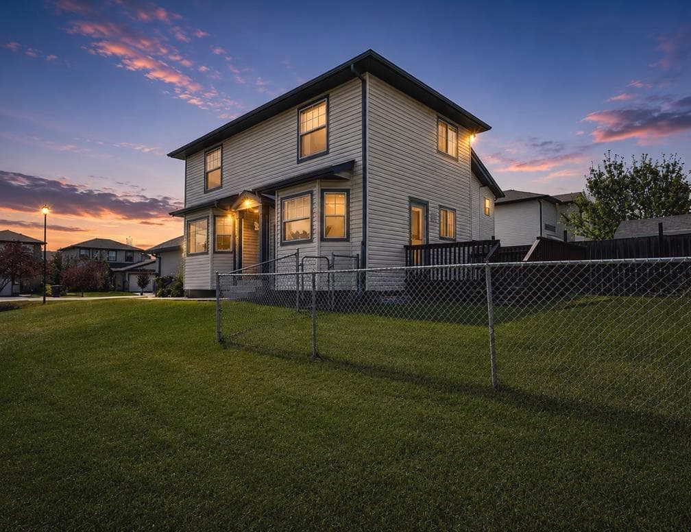 16 Canoe Close SW — photo 2