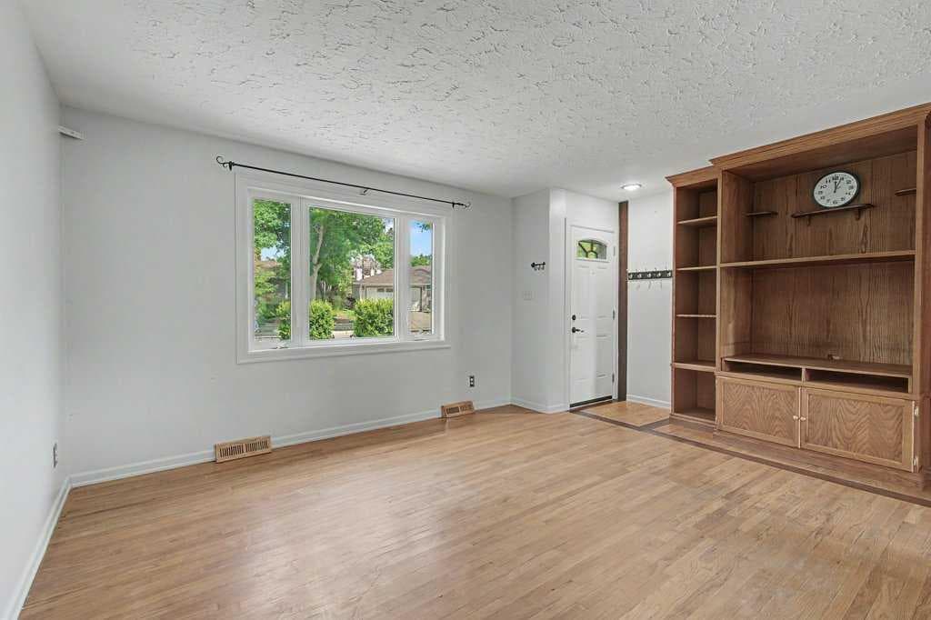 2056 Cottonwood Crescent SE — photo 3
