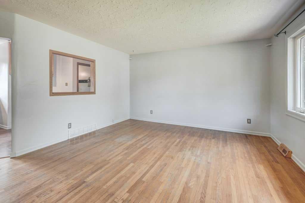 2056 Cottonwood Crescent SE — photo 4