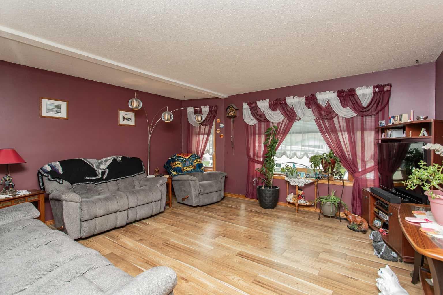 153 Westview Crescent — photo 2