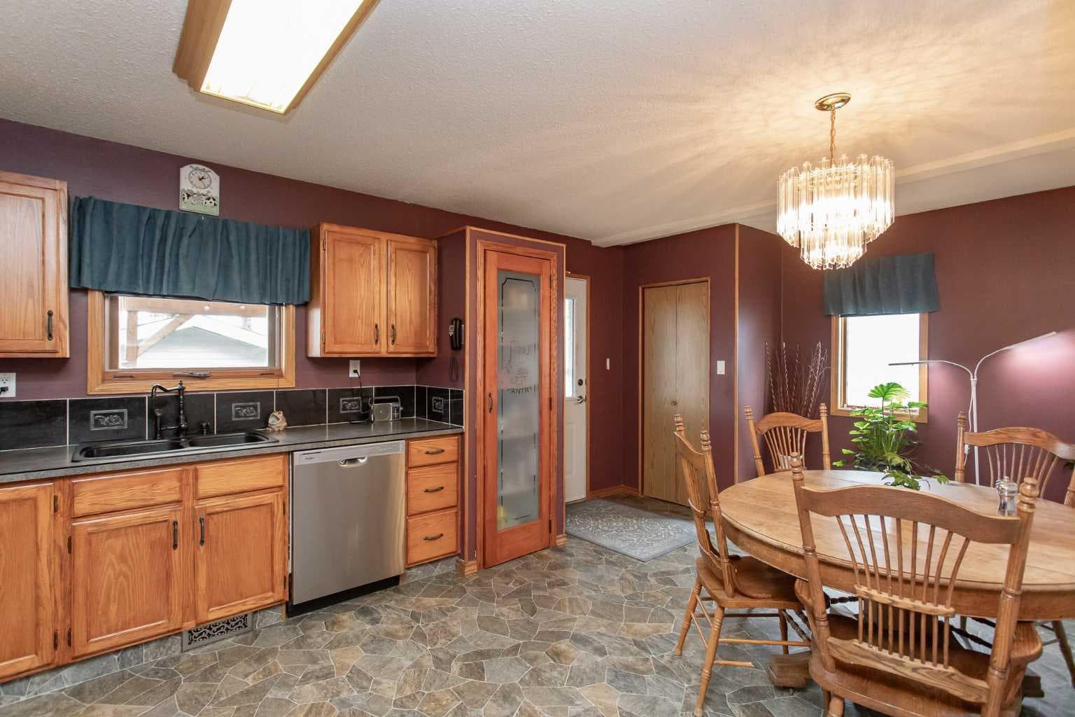 153 Westview Crescent — photo 4