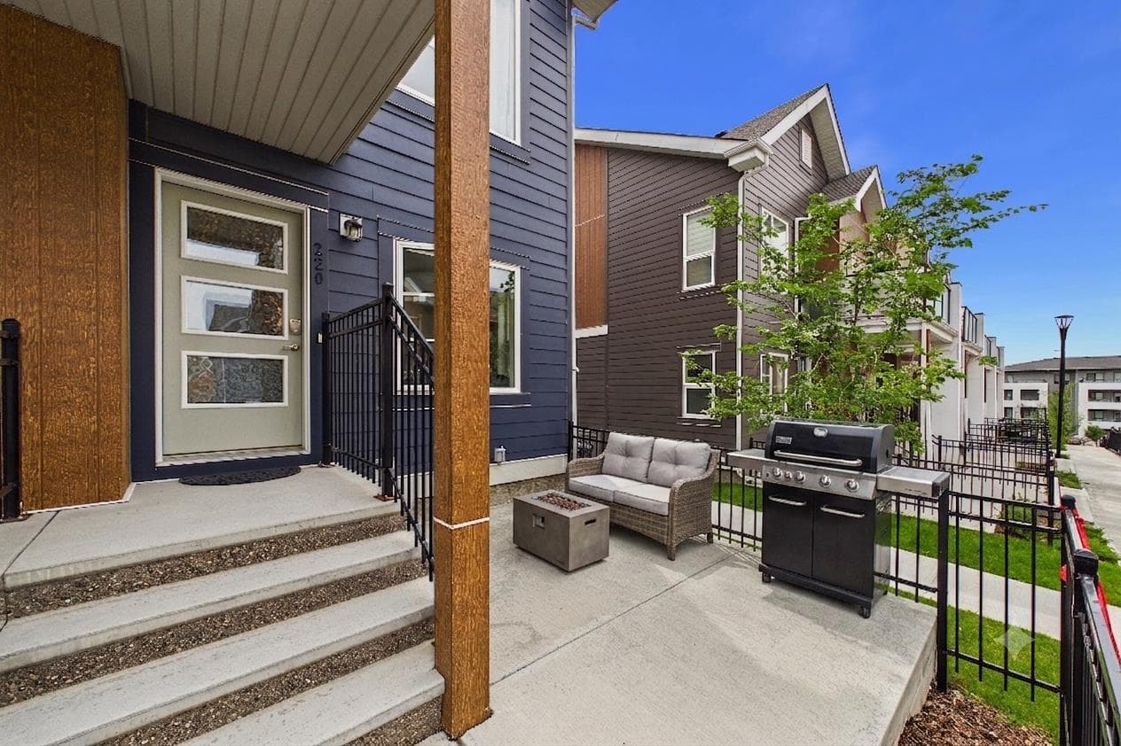 220 Livingston Common NE — photo 1