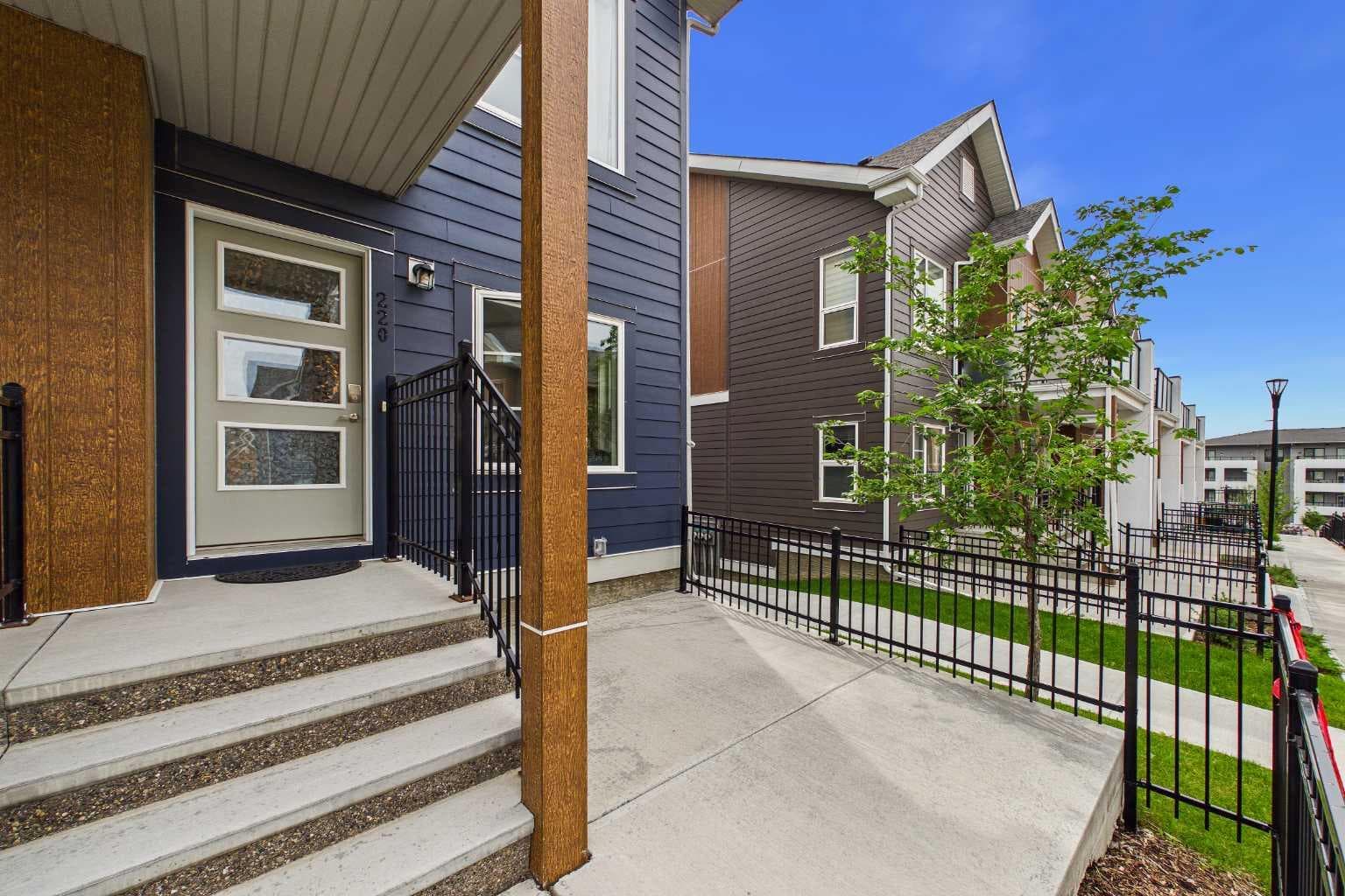 220 Livingston Common NE — photo 2