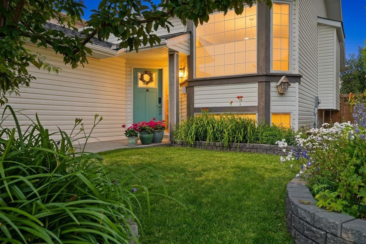 107 Edgevalley Close NW — photo 2