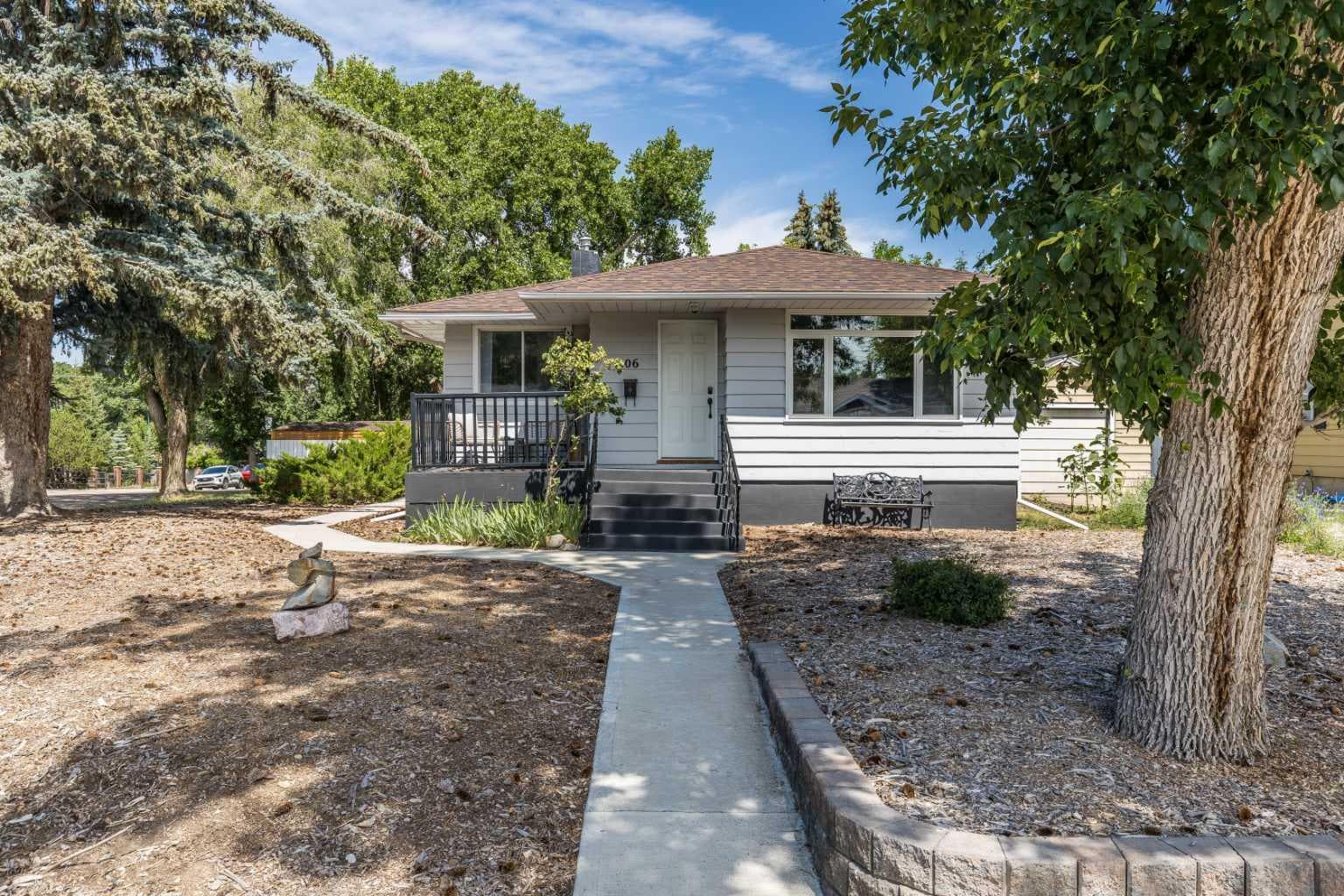 206 7 Street SE — photo 1