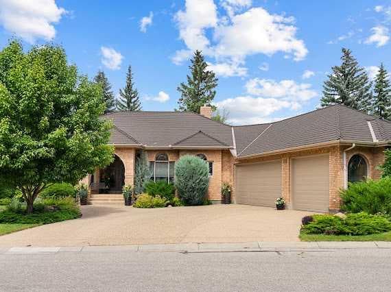 39 Baycrest Court SW — photo 1