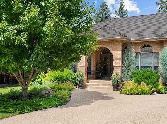 39 Baycrest Court SW — photo 2