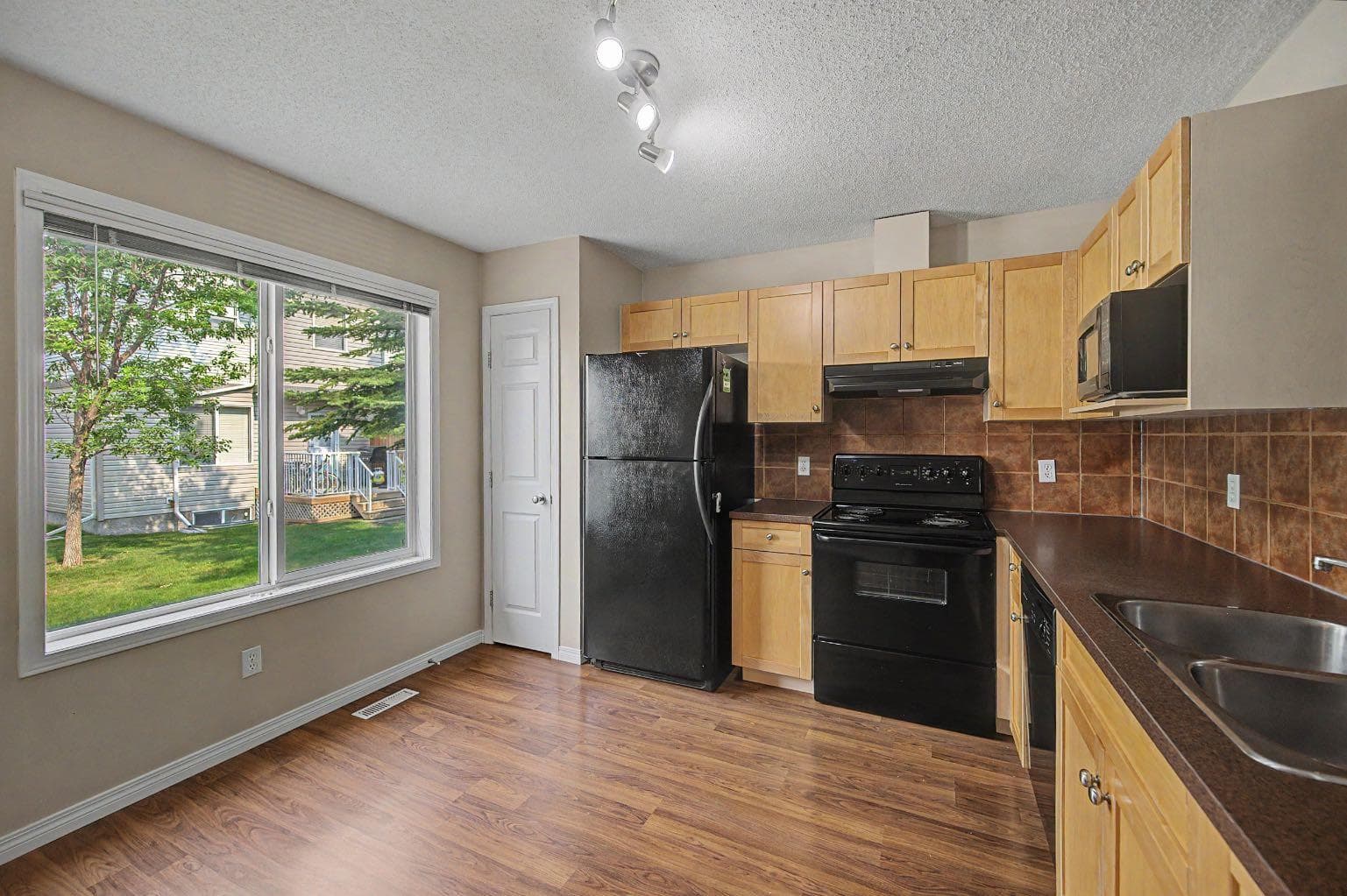 65 Royal Birch Villas NW — photo 2