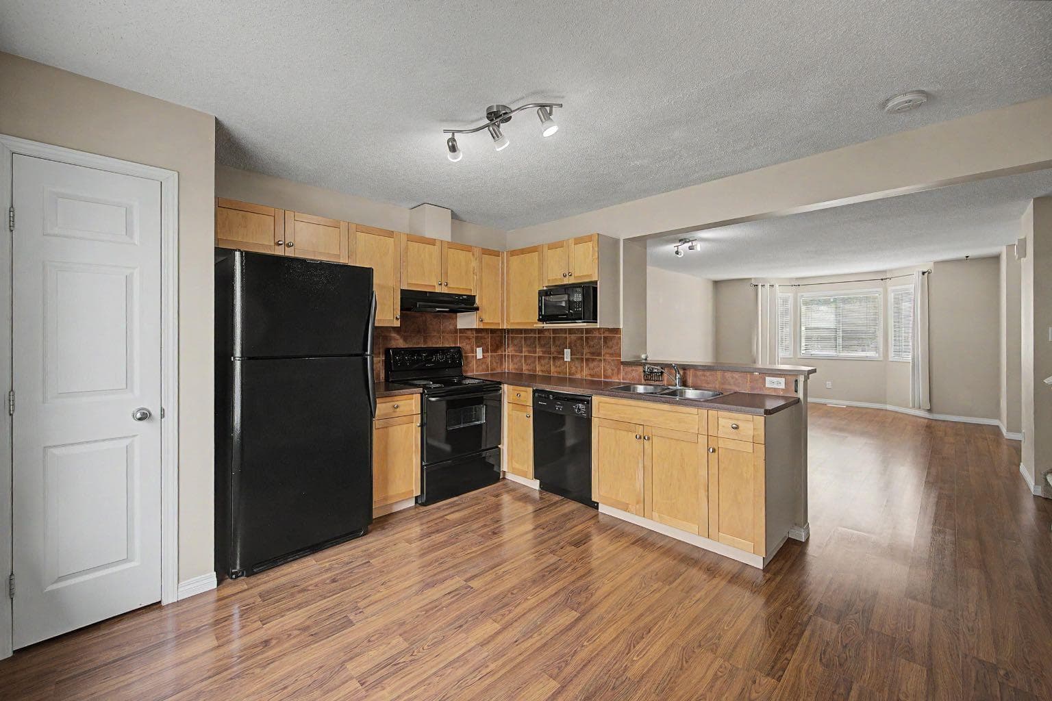 65 Royal Birch Villas NW — photo 3
