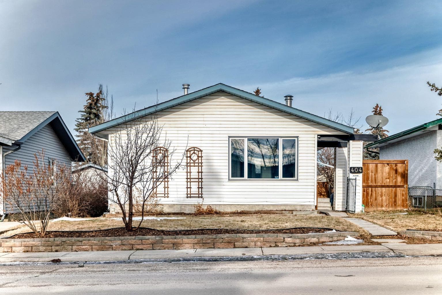 404 Acacia Drive SE — photo 1