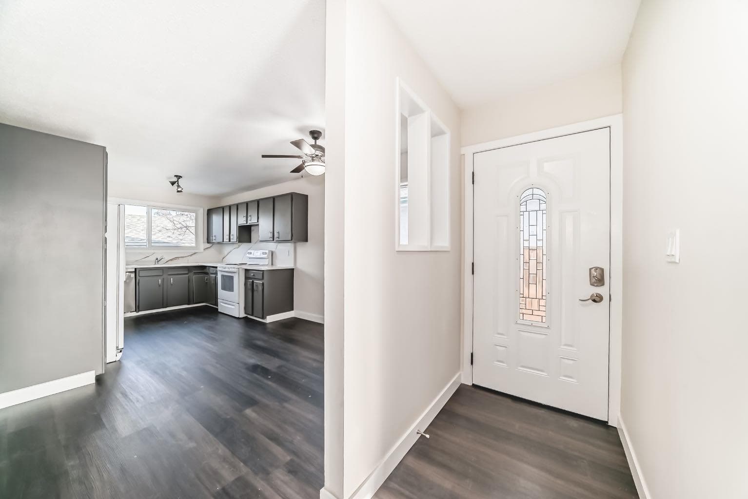 404 Acacia Drive SE — photo 2