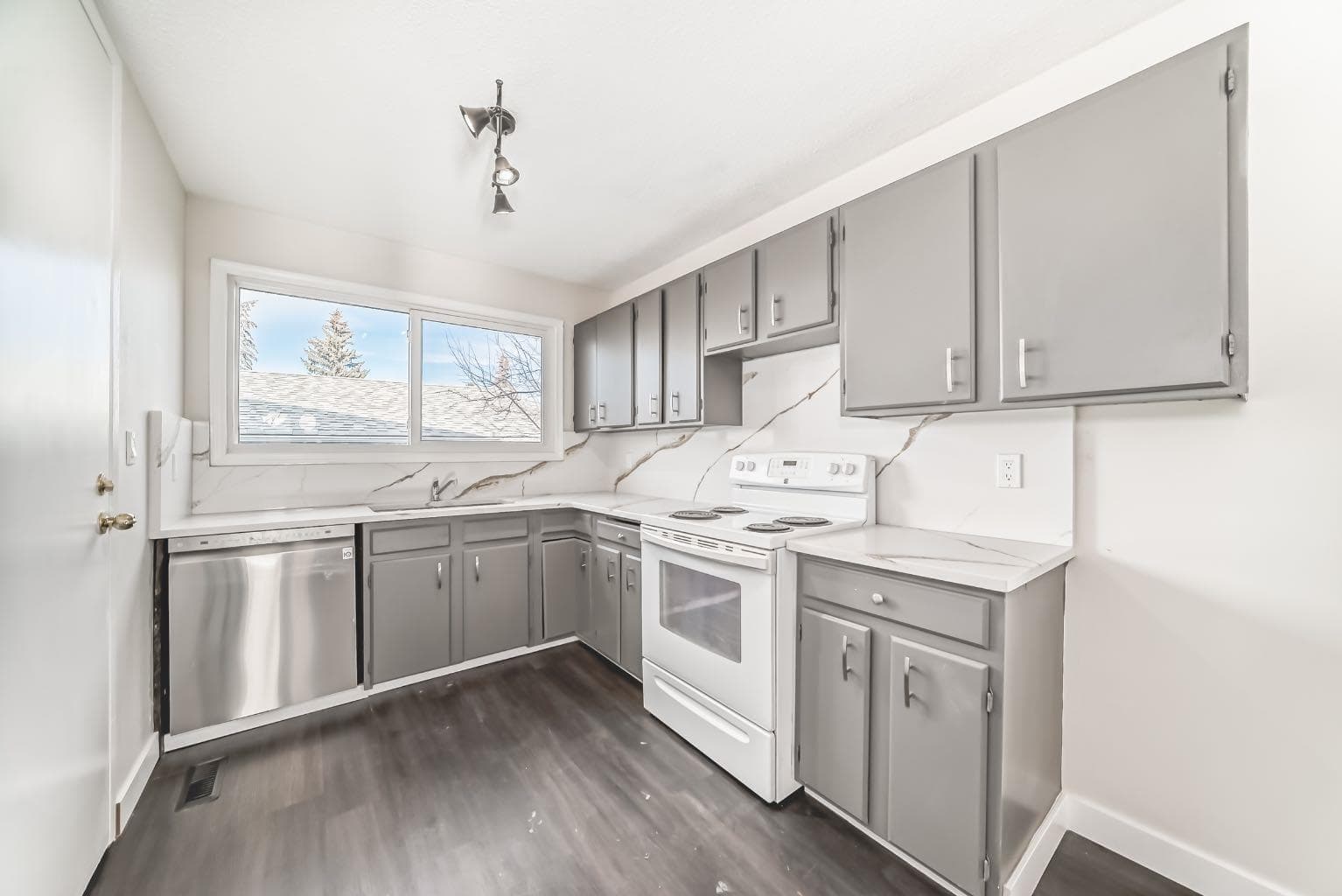 404 Acacia Drive SE — photo 5