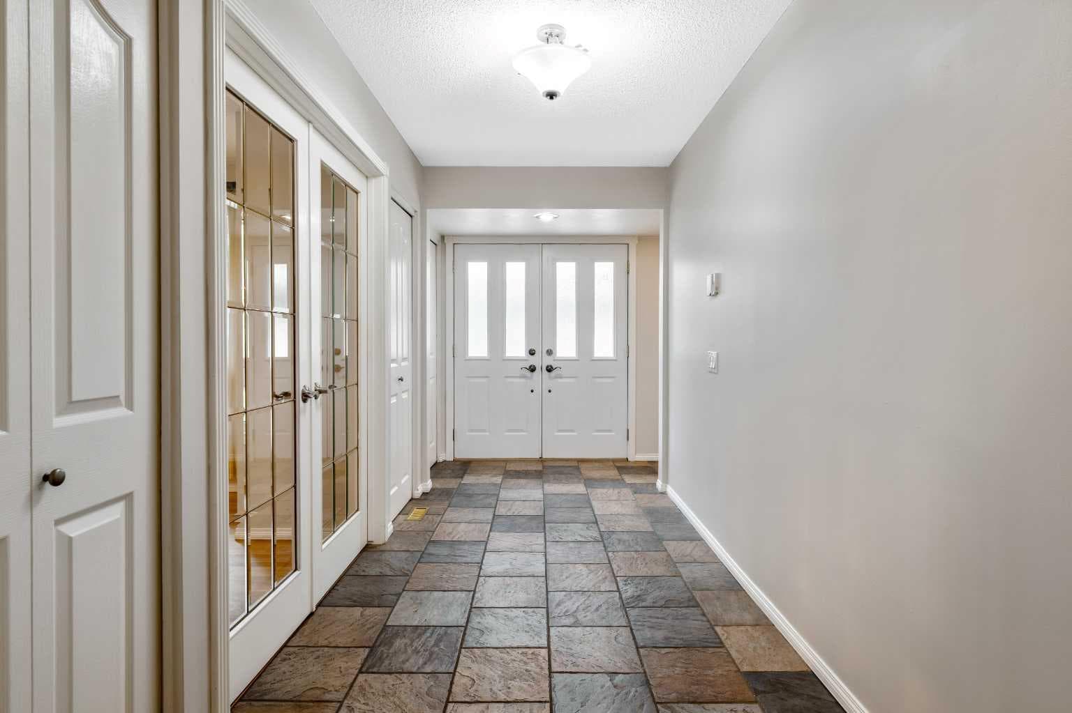 224 Varsity Crescent NW — photo 4