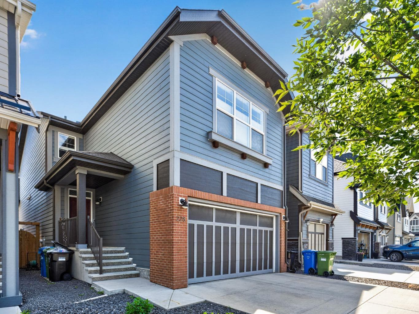228 Masters Crescent SE — photo 3