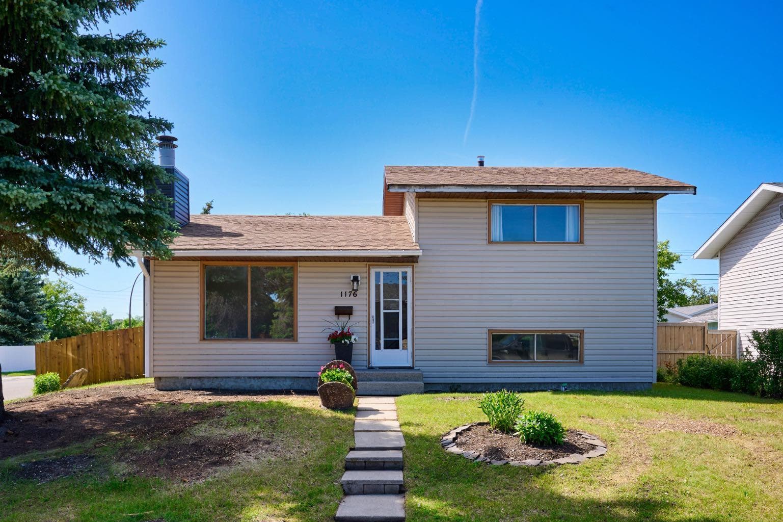 1176 Penrith Crescent SE — photo 4